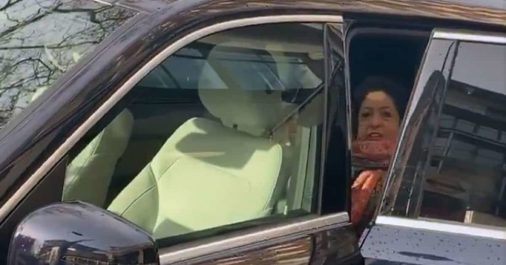Dr Maleeha Lodhi Secretly meets Nawaz Sharif and leaves from the back door of his residence. 