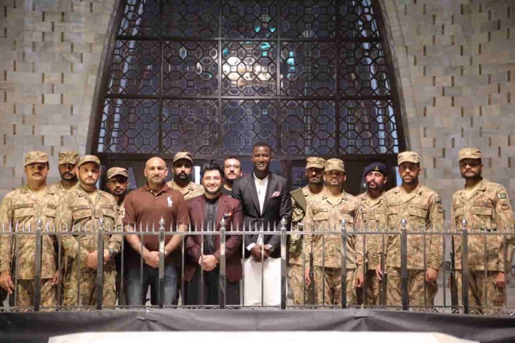 Darren Sammy visits Mazar e Quaid in Karachi 