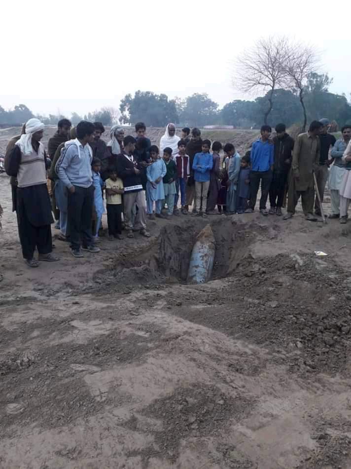 6-feet long missile discovered in Kasur by kids 