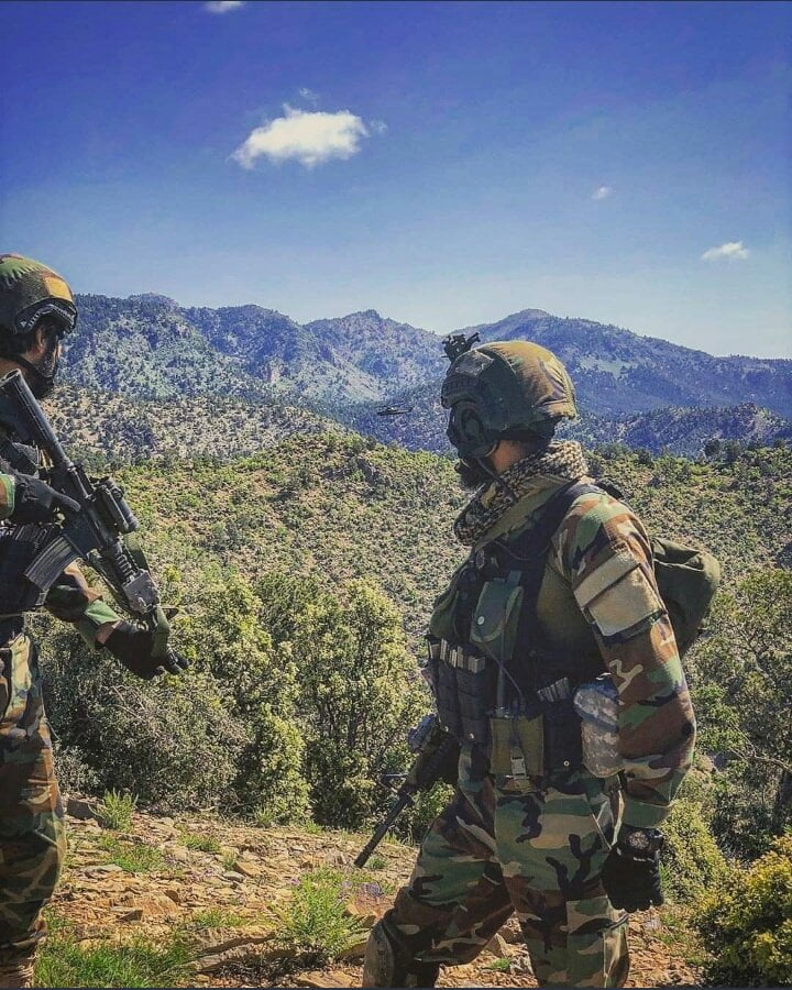 Pakistan Army Soldiers standing guard on LOC