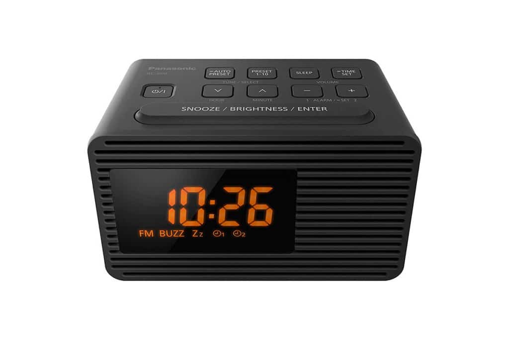 We started the selection with the Panasonic RC-800EG-K (27.22 euros), a digital alarm clock with a repeat button, off timer and FM radio, as well as a 1W speaker