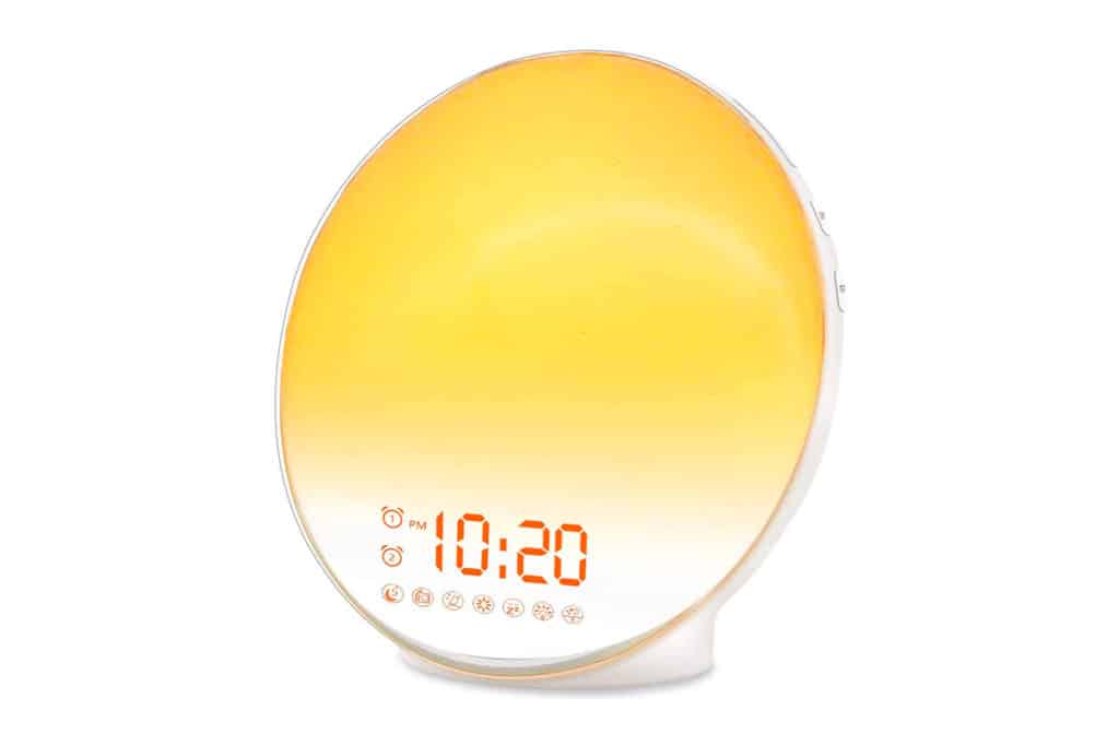 We raised the bar with the alarm clock with dawn light (39.99 euros). This proposal comes with a sunrise simulation with seven natural sounds that will progressively ignite from 10% brightness to 100% in 30 minutes before the alarm setting time.