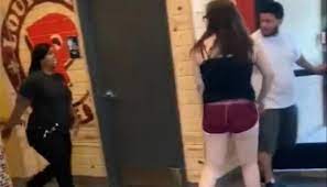 Popeyes woman video jumped - Popeyes staff beats a women